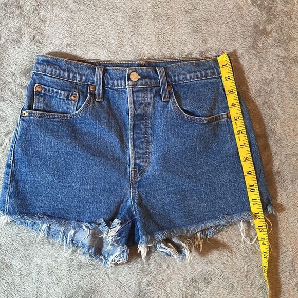 Levi’s 501 Button Fly Denim cut Off Raw Hem Shorts Size 28 - Picture 8 of 11